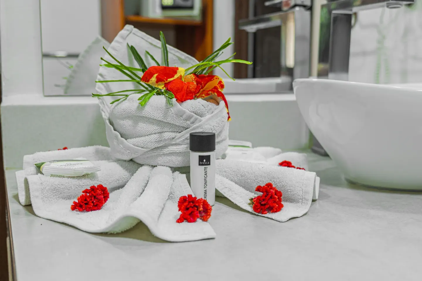 Family Suite bathroom towels with flowers and bath amenities at Condovac la Costa.