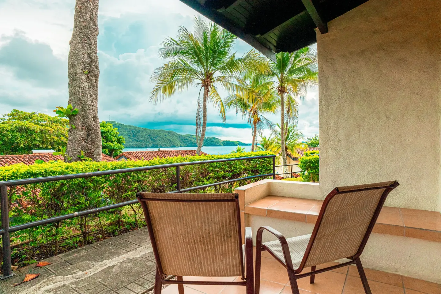 Family Suite terrace with two chairs and ocean view at Condovac la Costa.