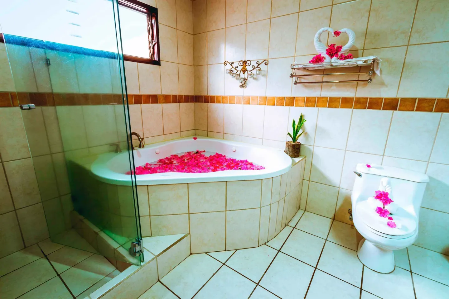 Villa Platinum Ocean View bathroom tub with flower petals at Condovac la Costa.