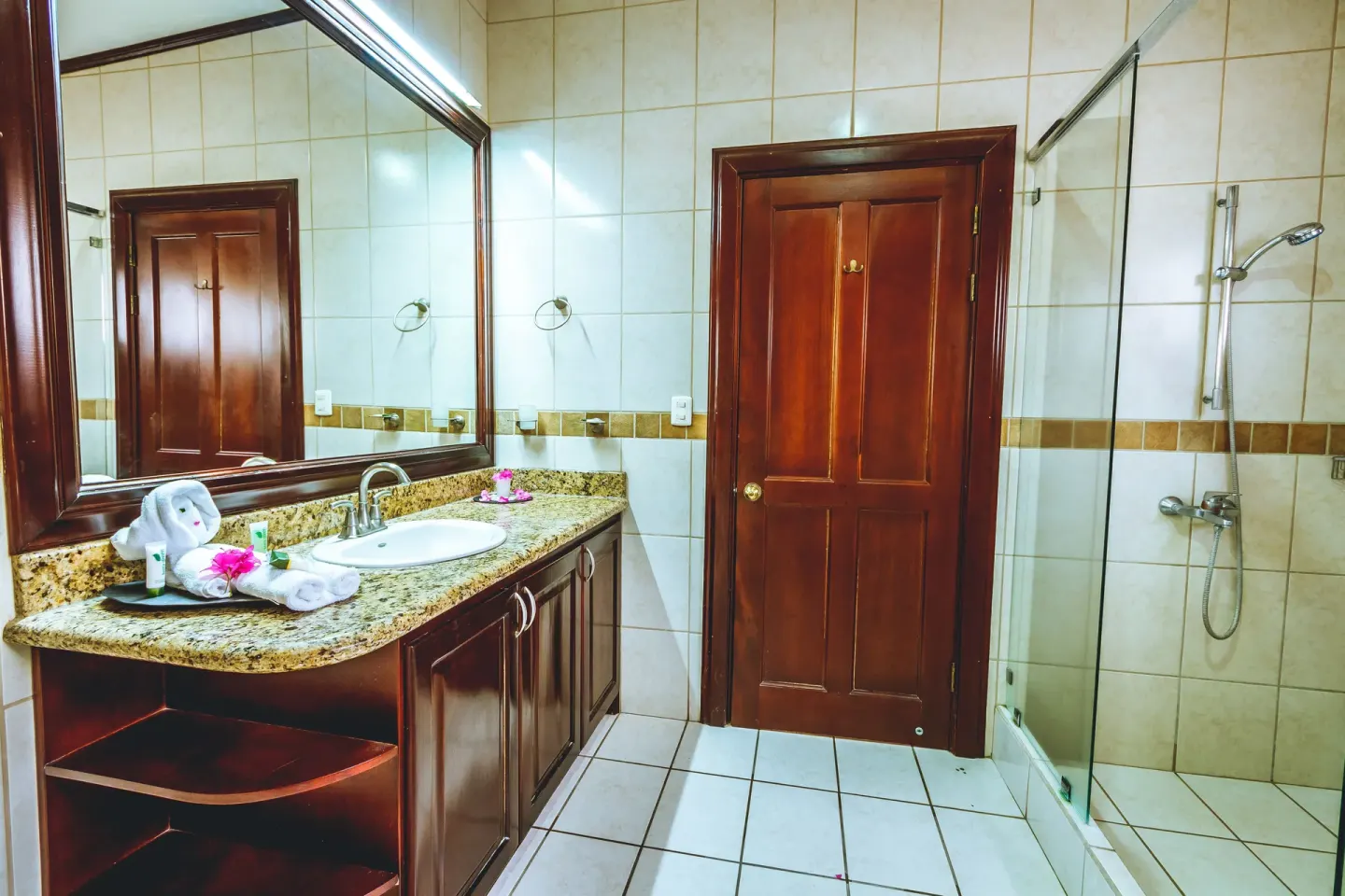 Villa Platinum Ocean View bathroom vanity and shower at Condovac la Costa.