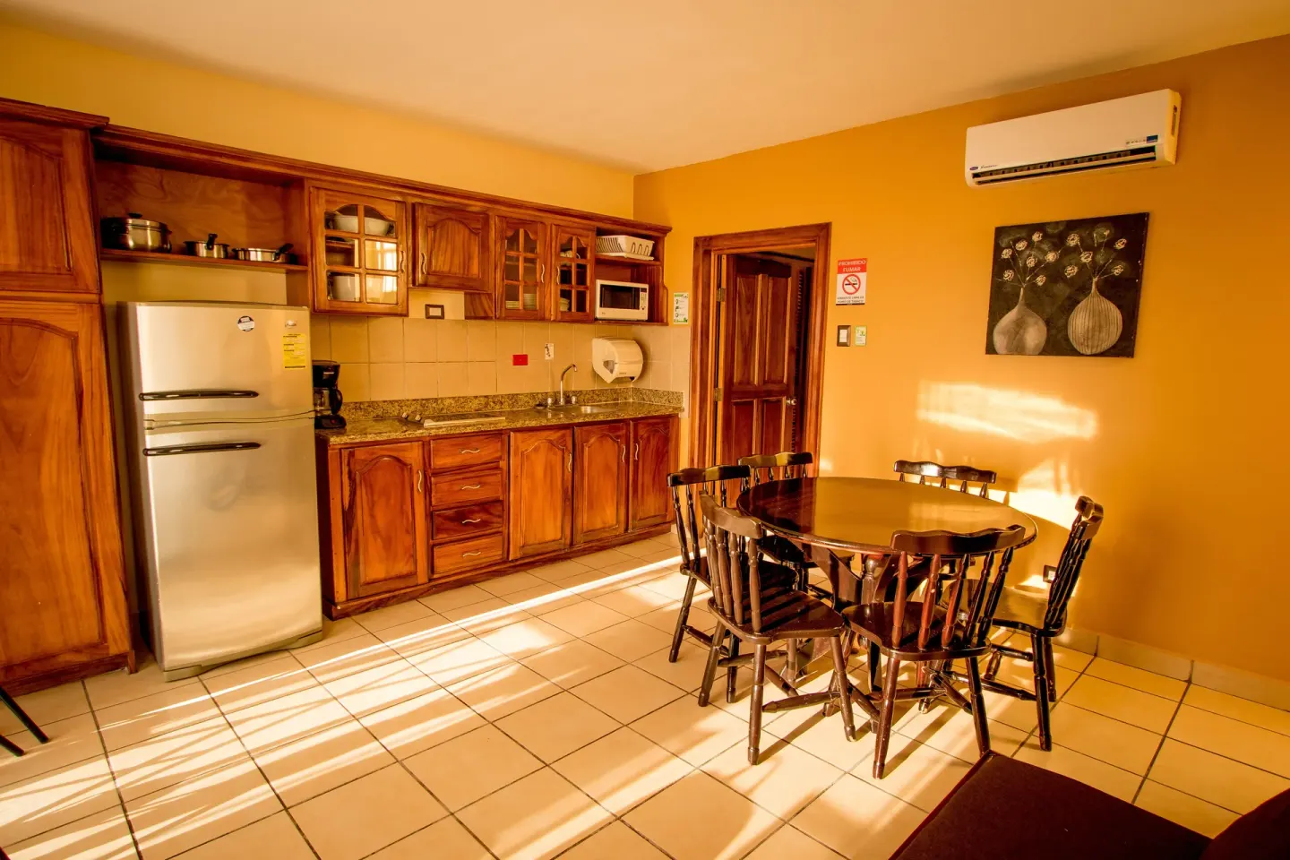 Villa Platinum Ocean View kitchen and dining area at Condovac la Costa.