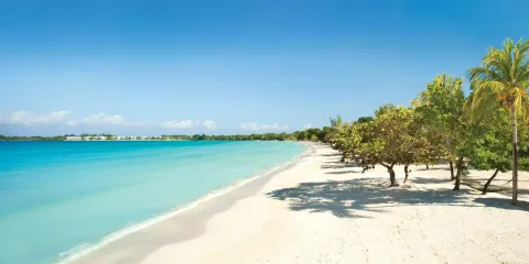 Wide sandy beach and turquoise water along Couples Negril.