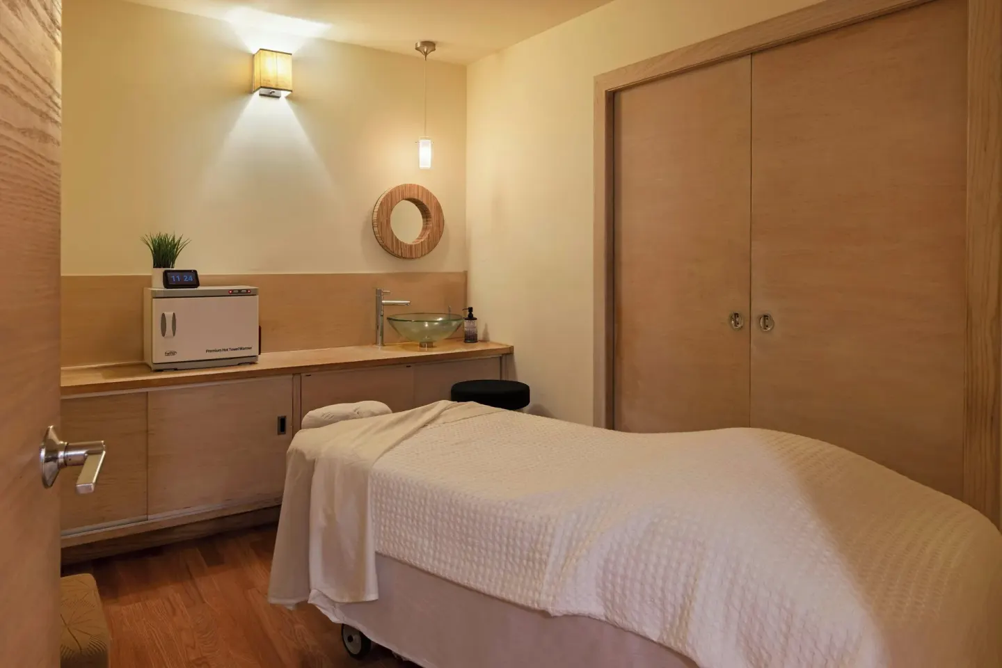 Spa treatment room at Courtyard King Kamehameha's Kona Beach Hotel.
