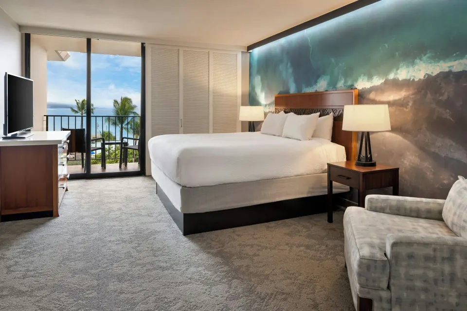 King bed in an oceanfront suite at Courtyard King Kamehameha's Kona Beach Hotel.