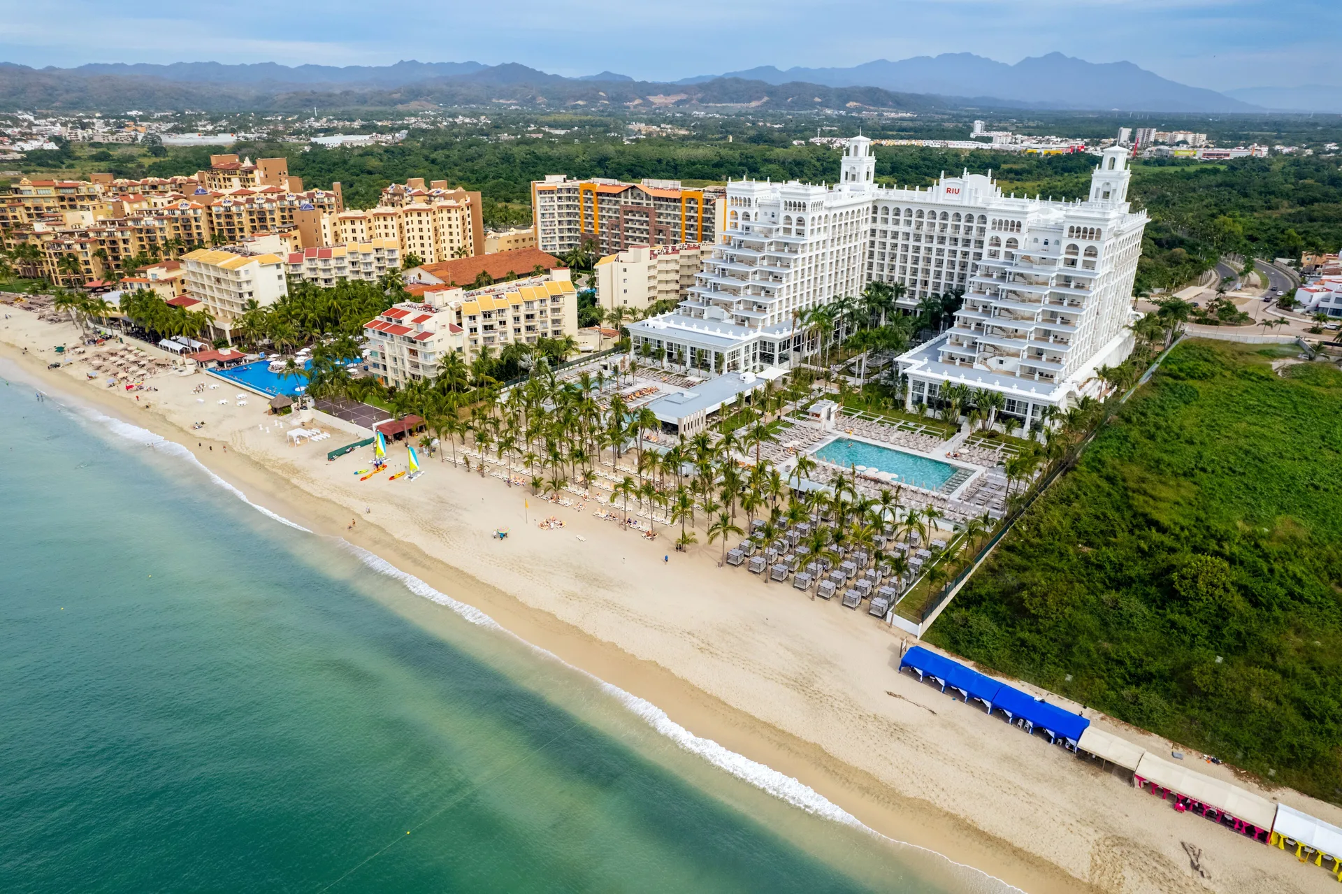 Hotel Riu Palace Pacifico all-inclusive beachfront resort with grand architecture and palm-lined pools