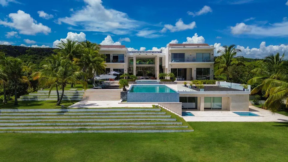 Deluxe Beachfront Suite Official 3