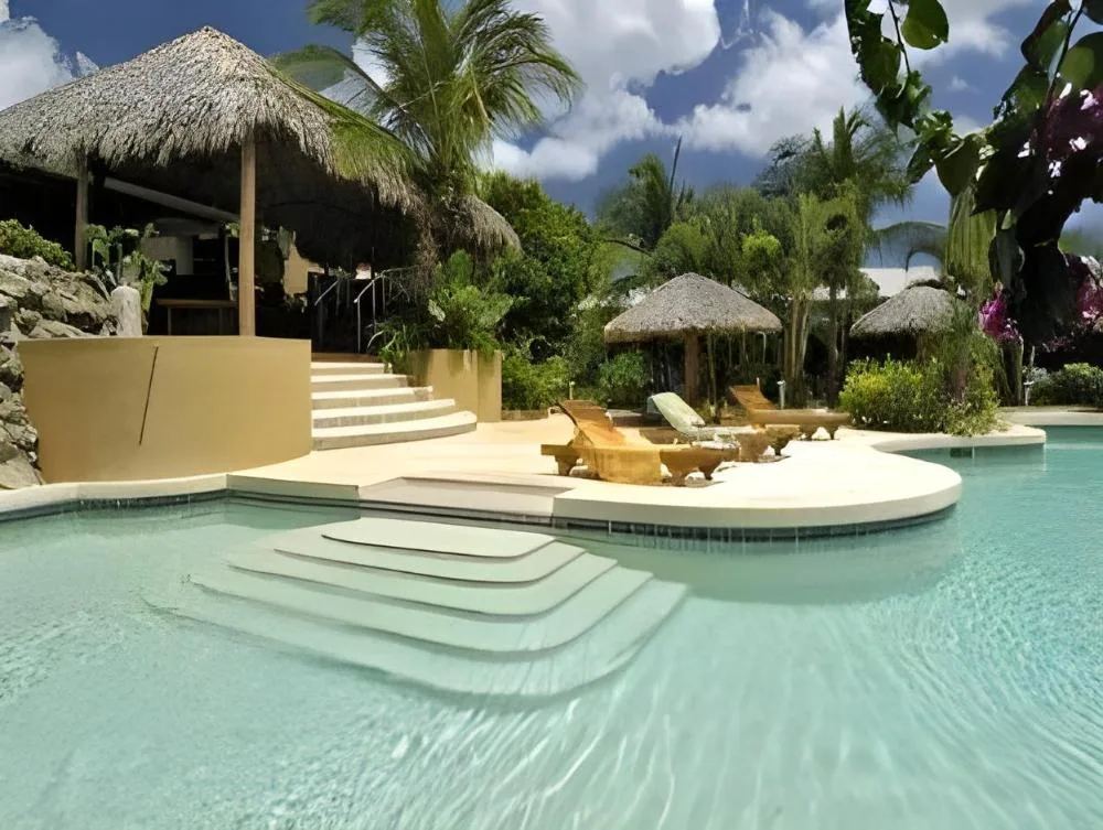 Jardin del Eden Hotel boutique hotel with tropical garden pathways and swimming pool in Tamarindo, Costa Rica.