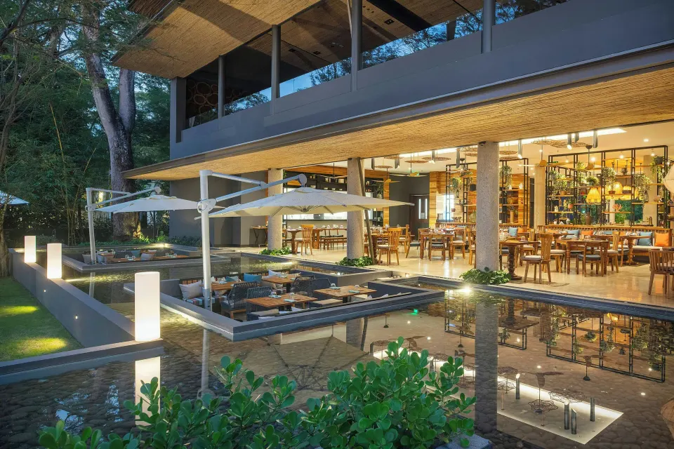 Outdoor waterside dining platforms and open restaurant at El Mangroove Papagayo