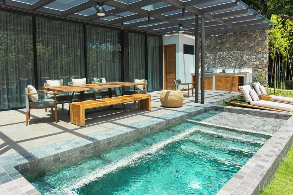 Close-up of the villa's turquoise plunge pool and adjacent outdoor dining at El Mangroove Papagayo