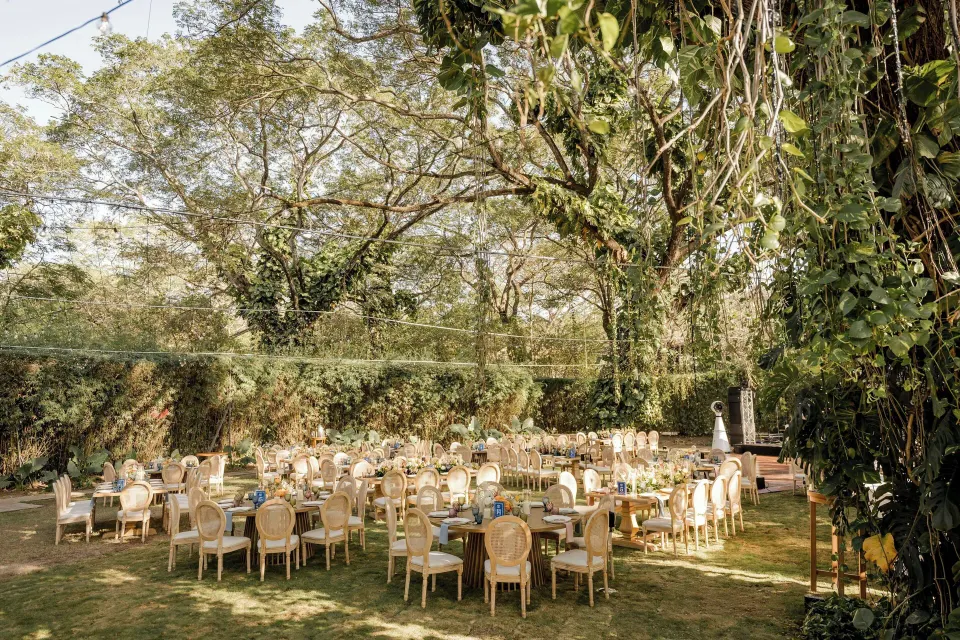 Outdoor lawn set with tables and chairs for an event at El Mangroove Papagayo