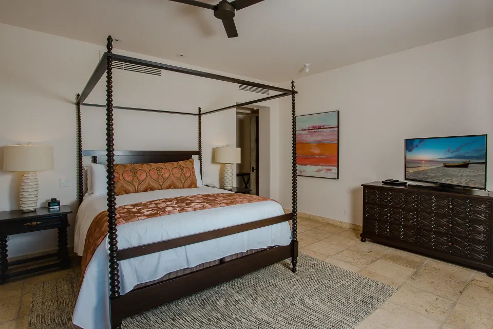 Four-poster bed and TV in a Casona four-bedroom garden view room at Esperanza.