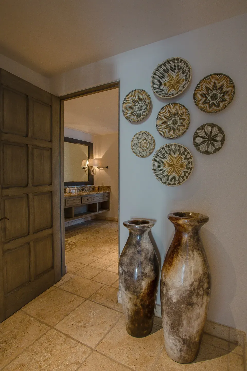 Villa hallway with decorative baskets and ceramic vases at Esperanza.