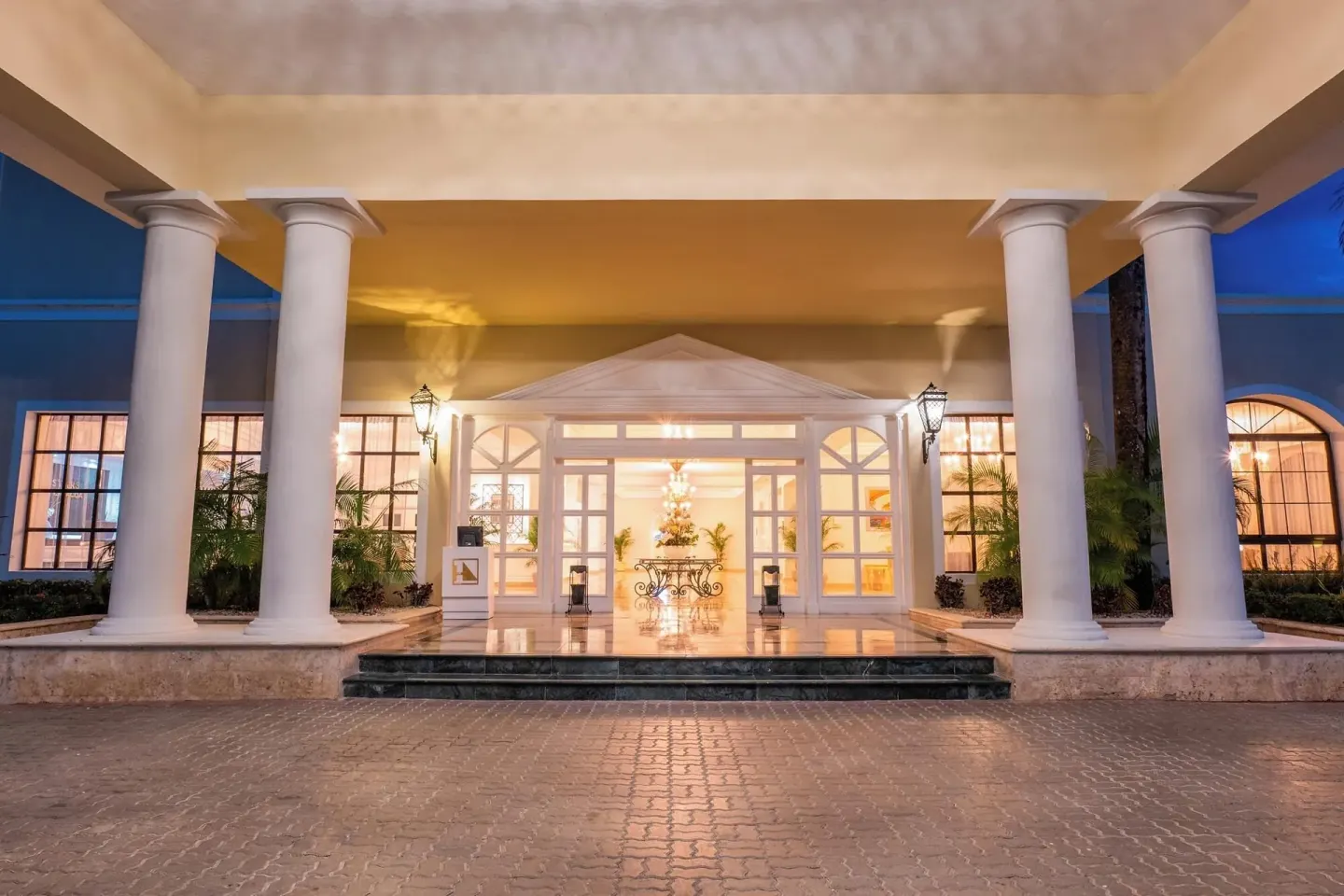Illuminated lobby entrance at dusk at Eurostars Grand Cayacoa.