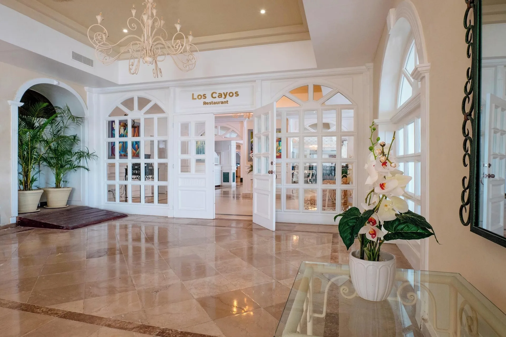 Los Cayos restaurant entrance in a bright corridor at Eurostars Grand Cayacoa.