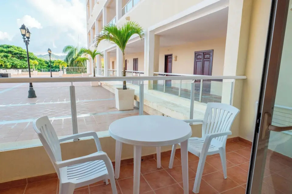 Deluxe Room terrace with table and chairs at Eurostars Grand Cayacoa.