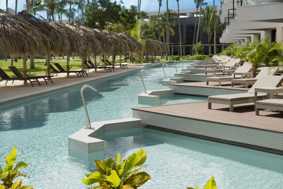 Junior Swim-Up Suite swim-up pool and lounge terraces at Excellence El Carmen.