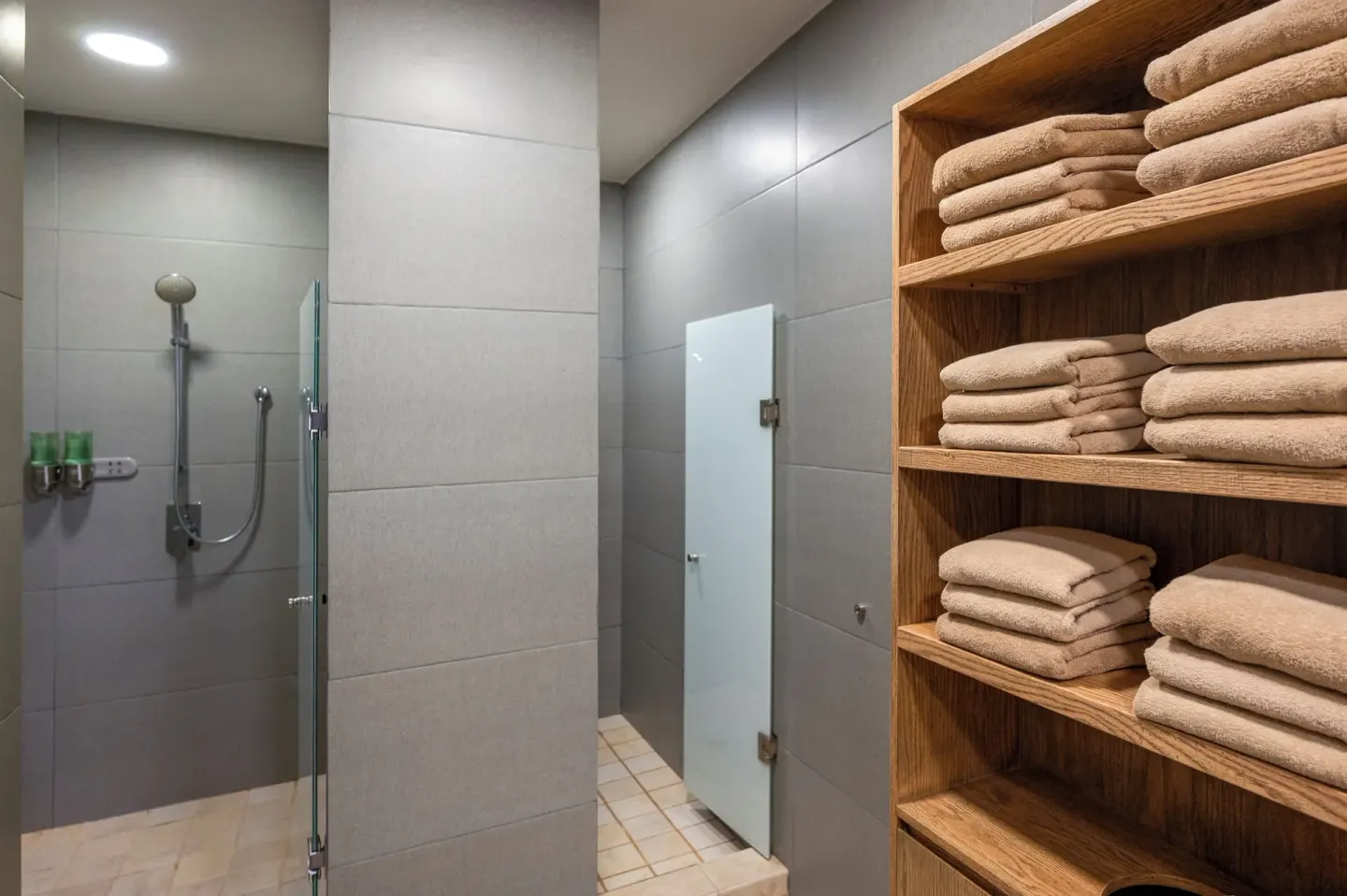 Spa showers and towel shelves at GR Solaris Cancun & Spa.