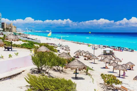 Delfines Beach 10 Min Walk