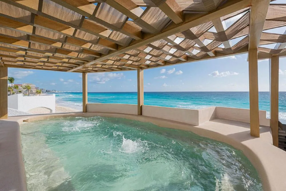 Covered oceanfront whirlpool with turquoise water at GR Solaris Caribe.