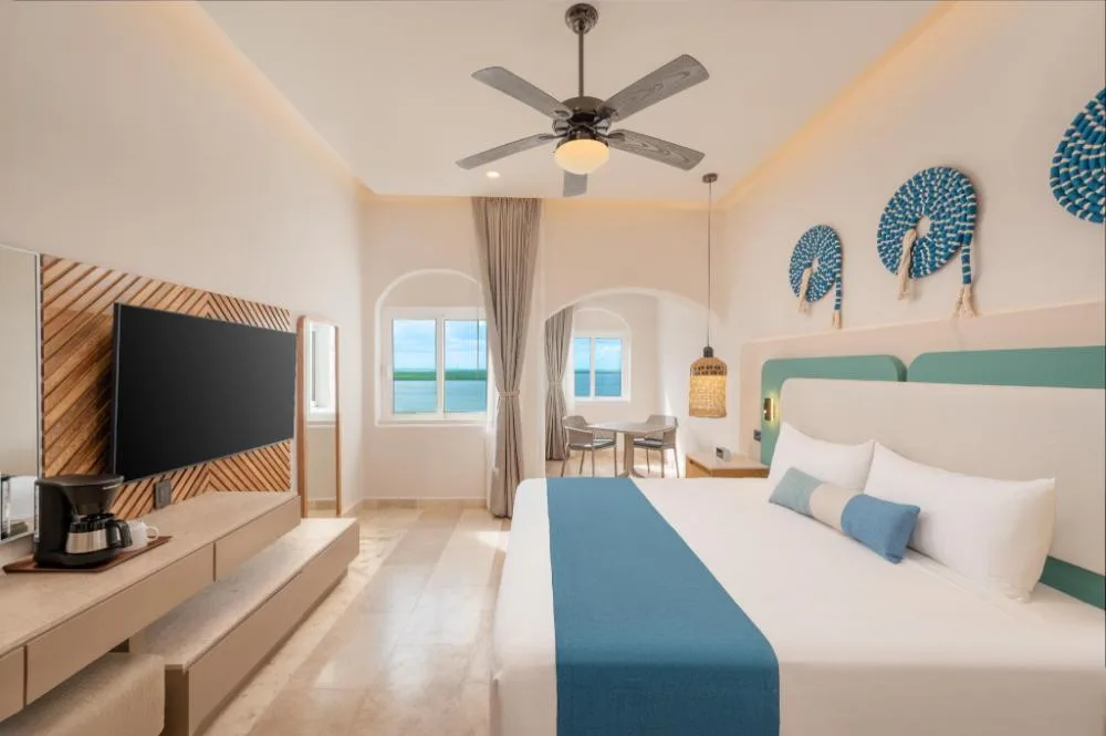 Deluxe Ocean View Room at GR Solaris Caribe with king bed, modern TV wall, and ocean view ambiance in Cancun.