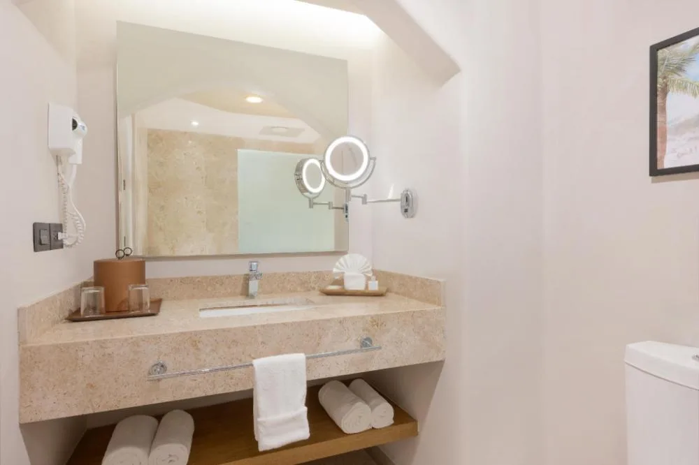 Premier Class Ocean Front bathroom vanity with mirror at GR Solaris Caribe.