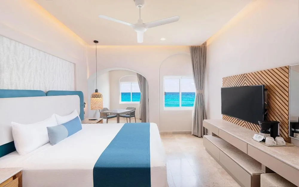 Premier Class Ocean Front room with king bed and ocean view at GR Solaris Caribe.