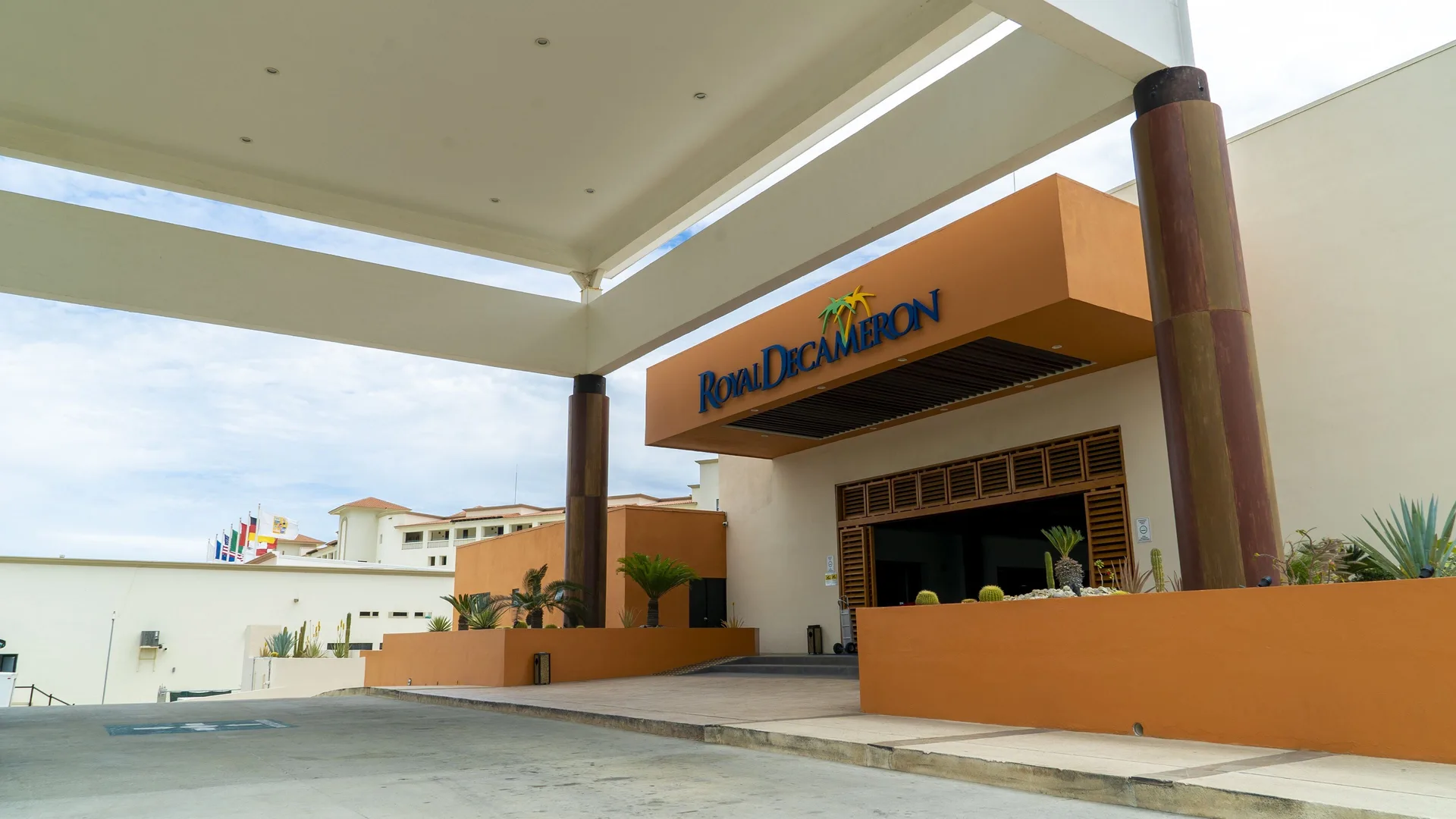 Covered entrance and drop-off area at Grand Decameron Los Cabos.