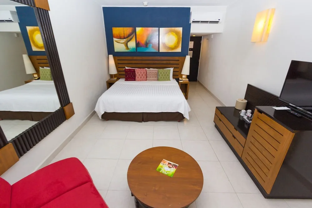 Estándar Two Camas Dobles Mx room at Grand Decameron Los Cabos with king bed and TV in Cabo San Lucas.