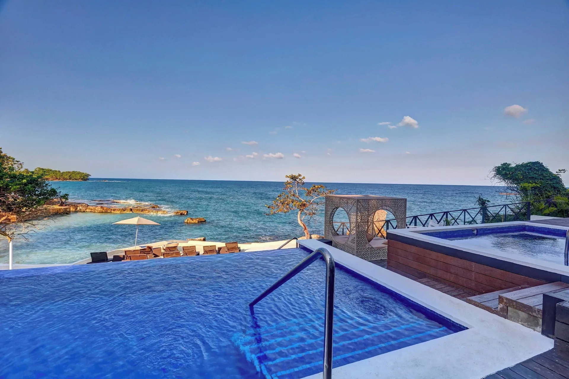 Infinity pool and hot tub overlooking the Caribbean at Grand Lido Negril Au-Naturel.