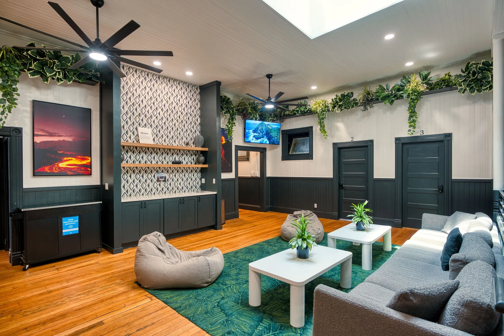 Howzit Hostels Hawaii social budget lodging with dorm rooms and backpacker-friendly Big Island atmosphere