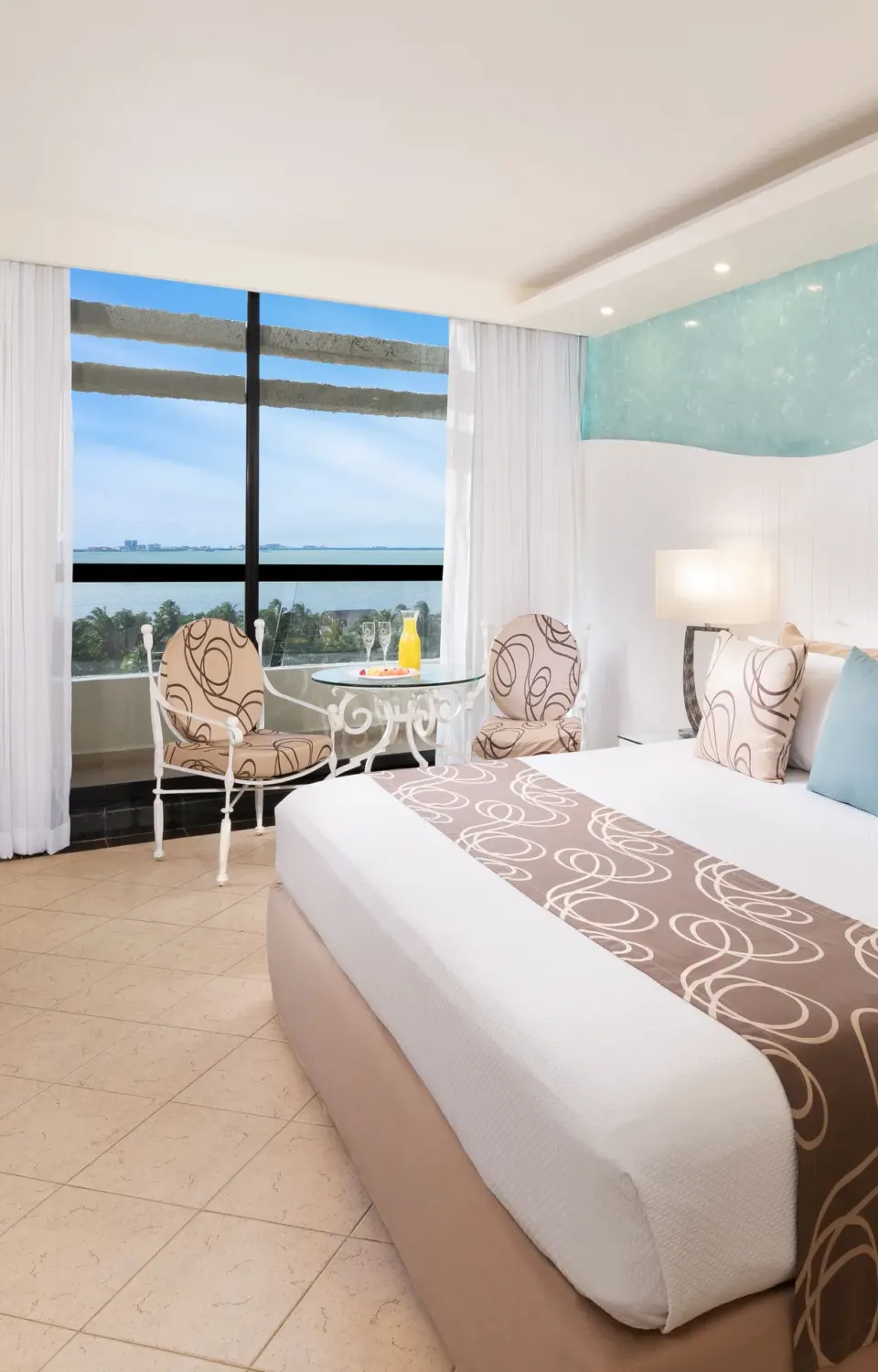 Grand Sunset View king room with seating area and lagoon-facing window at Grand Oasis Cancun.