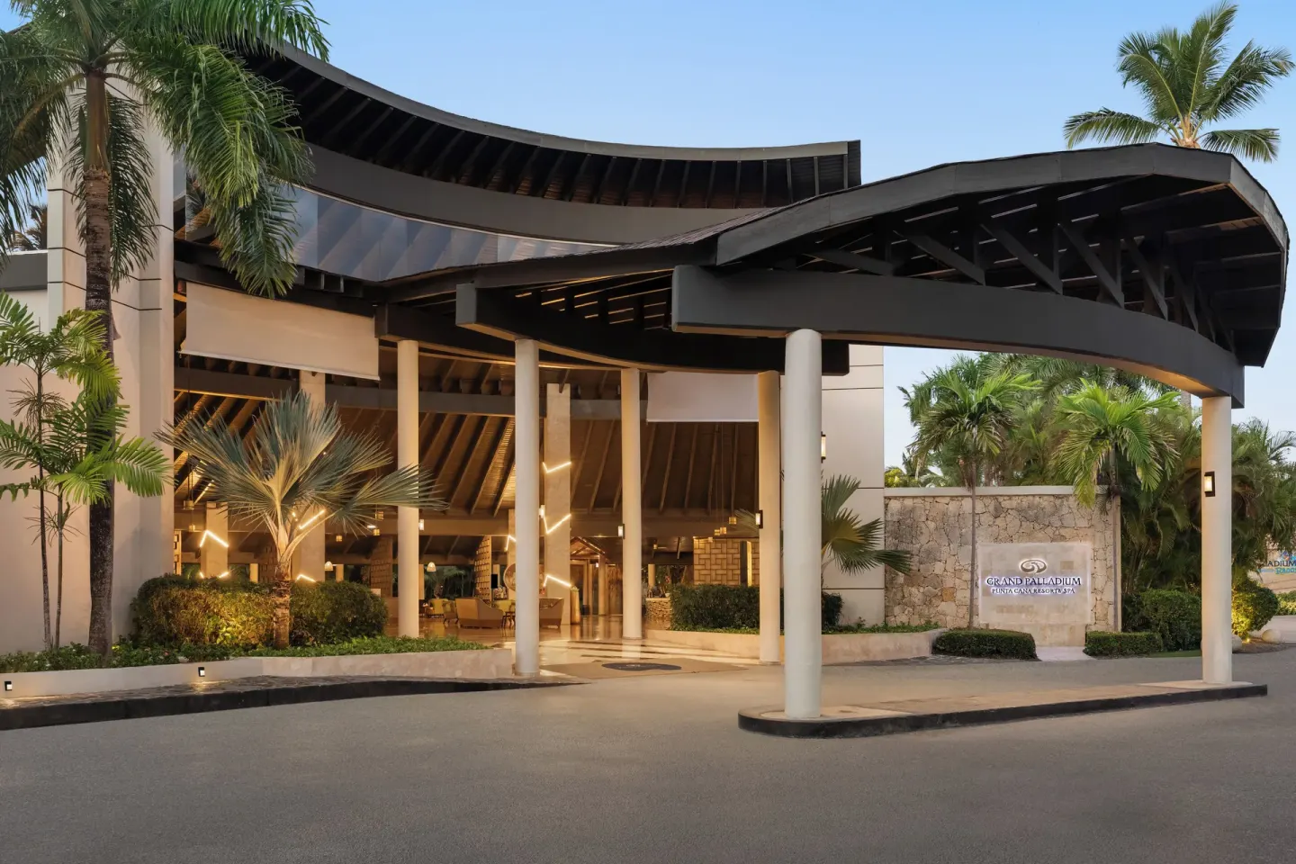 Covered resort entrance and lobby drop-off at Grand Palladium Punta Cana Resort & Spa.