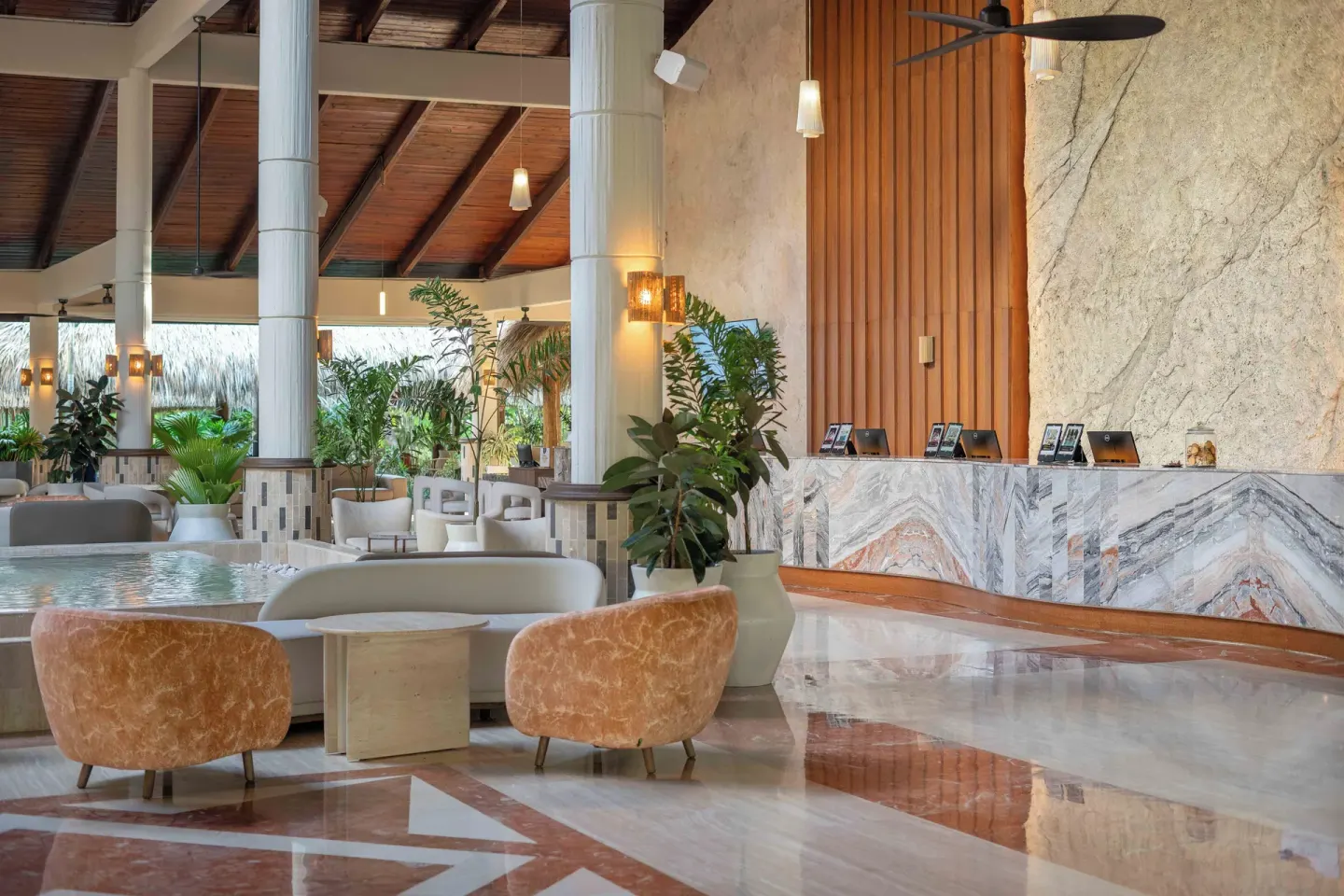 Reception desks and lounge seating in the lobby at Grand Palladium Select Bávaro.