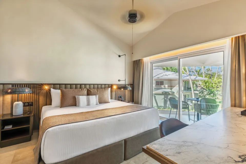 Family Selection Junior Suite Garden View king bed and balcony at Grand Palladium Select Bávaro.