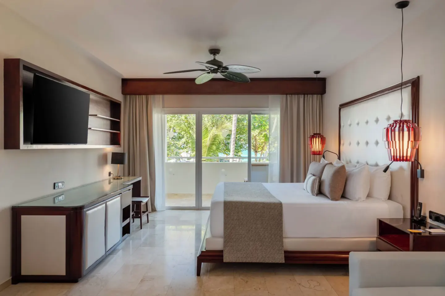 Junior Suite Beachside with king bed and balcony at Grand Palladium Select Bávaro.