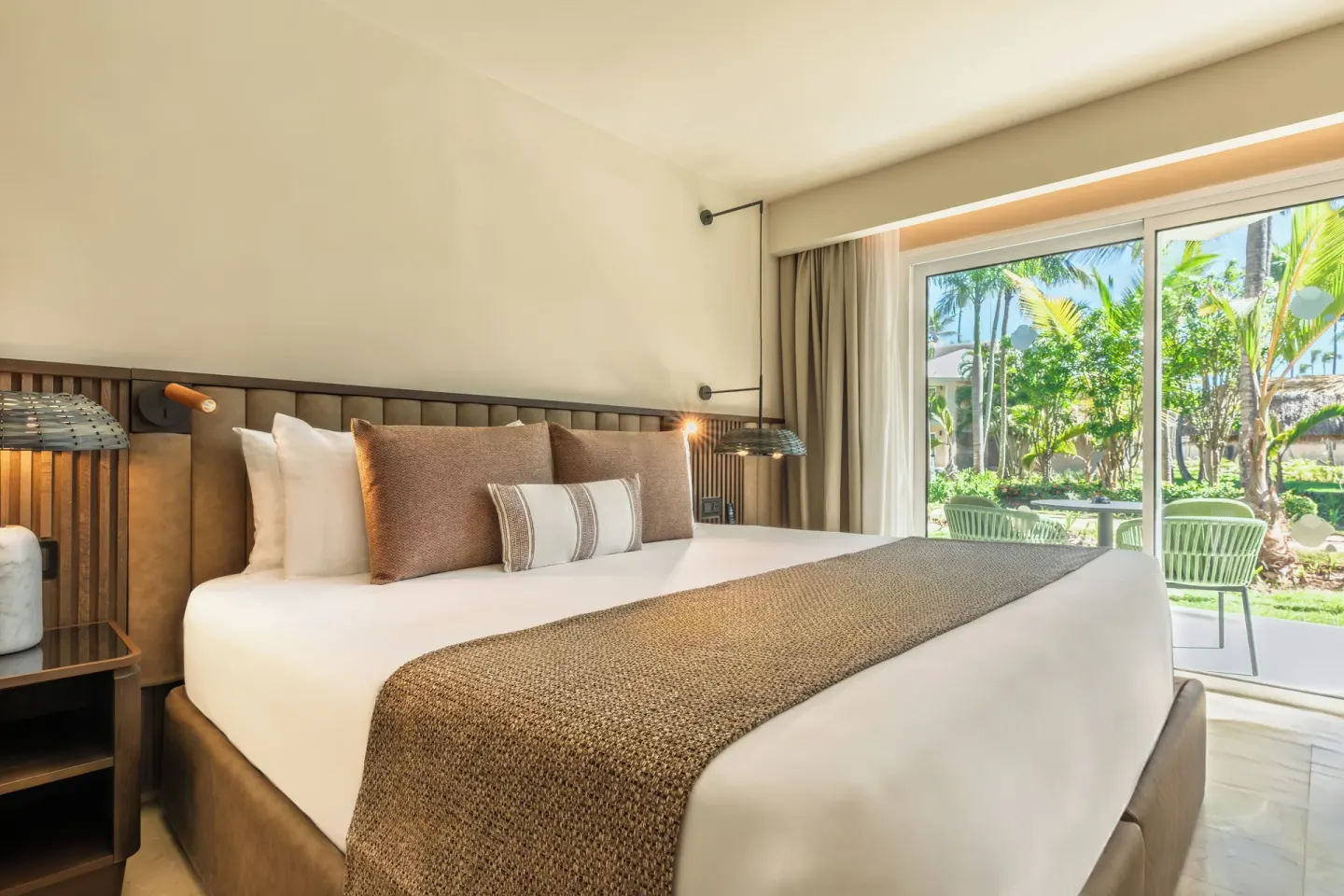 Close view of Junior Suite Garden View king bed at Grand Palladium Select Bávaro.