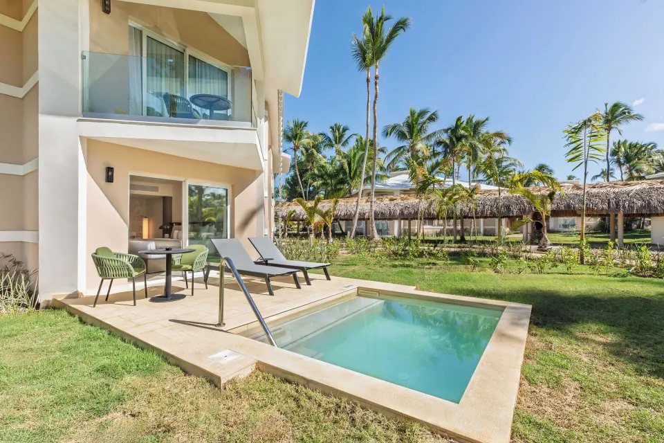 Superior Junior Suite private pool at Grand Palladium Select Bávaro beside a terrace and tropical lawn.