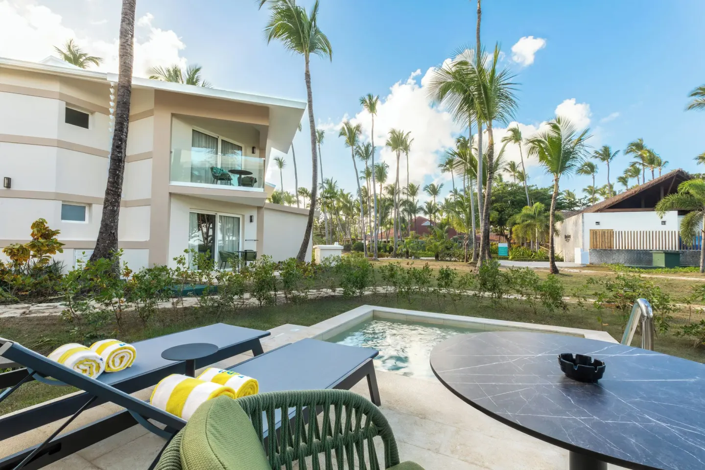 Superior Junior Suite private pool at Grand Palladium Select Bávaro viewed from the furnished terrace.