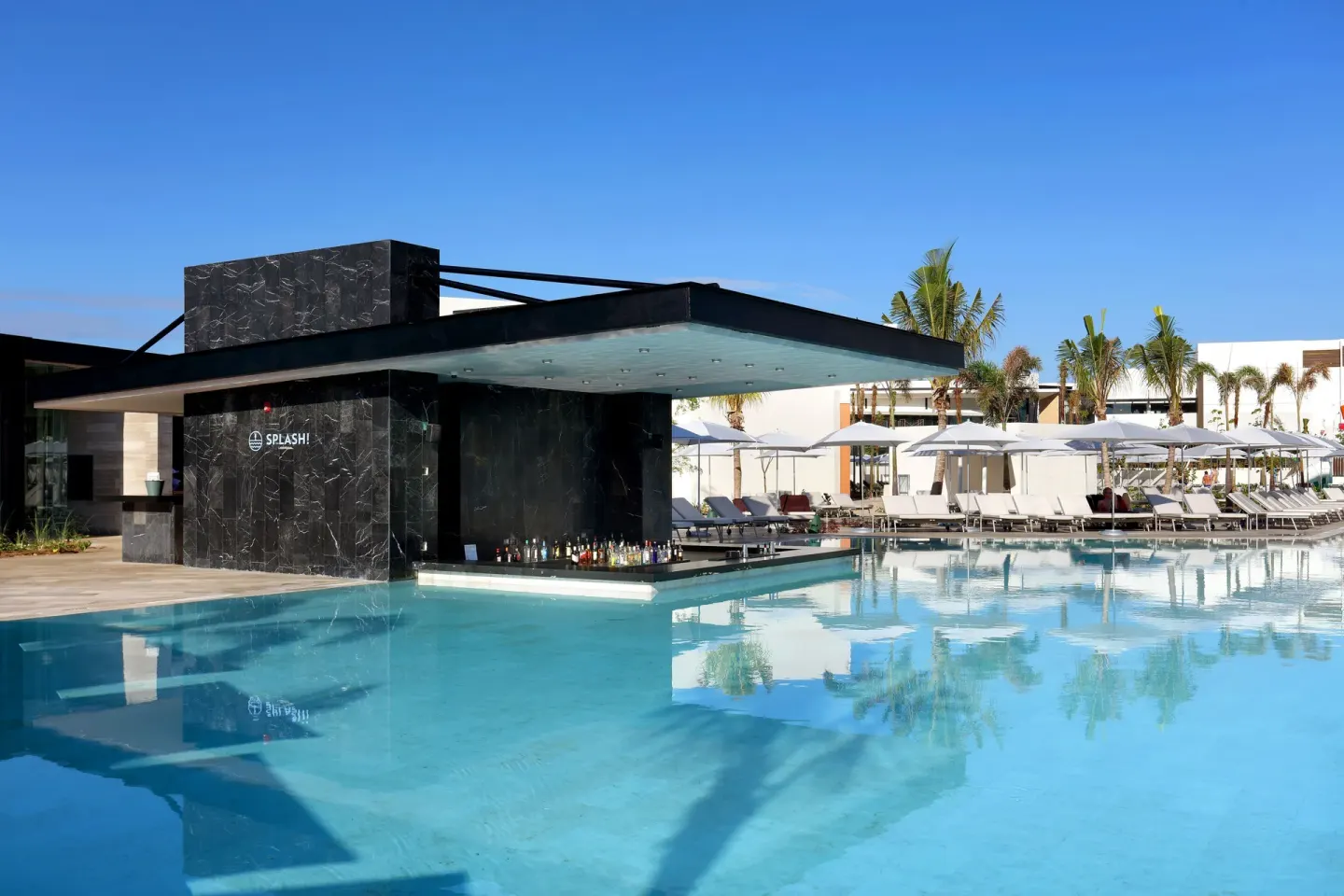 Swim-up pool bar and loungers at Grand Palladium Select Costa Mujeres.