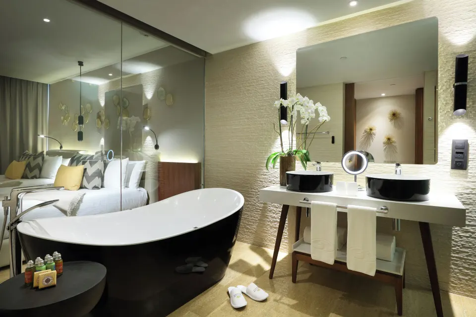 Junior Suite Pool Access bathroom with tub at Grand Palladium Select Costa Mujeres.