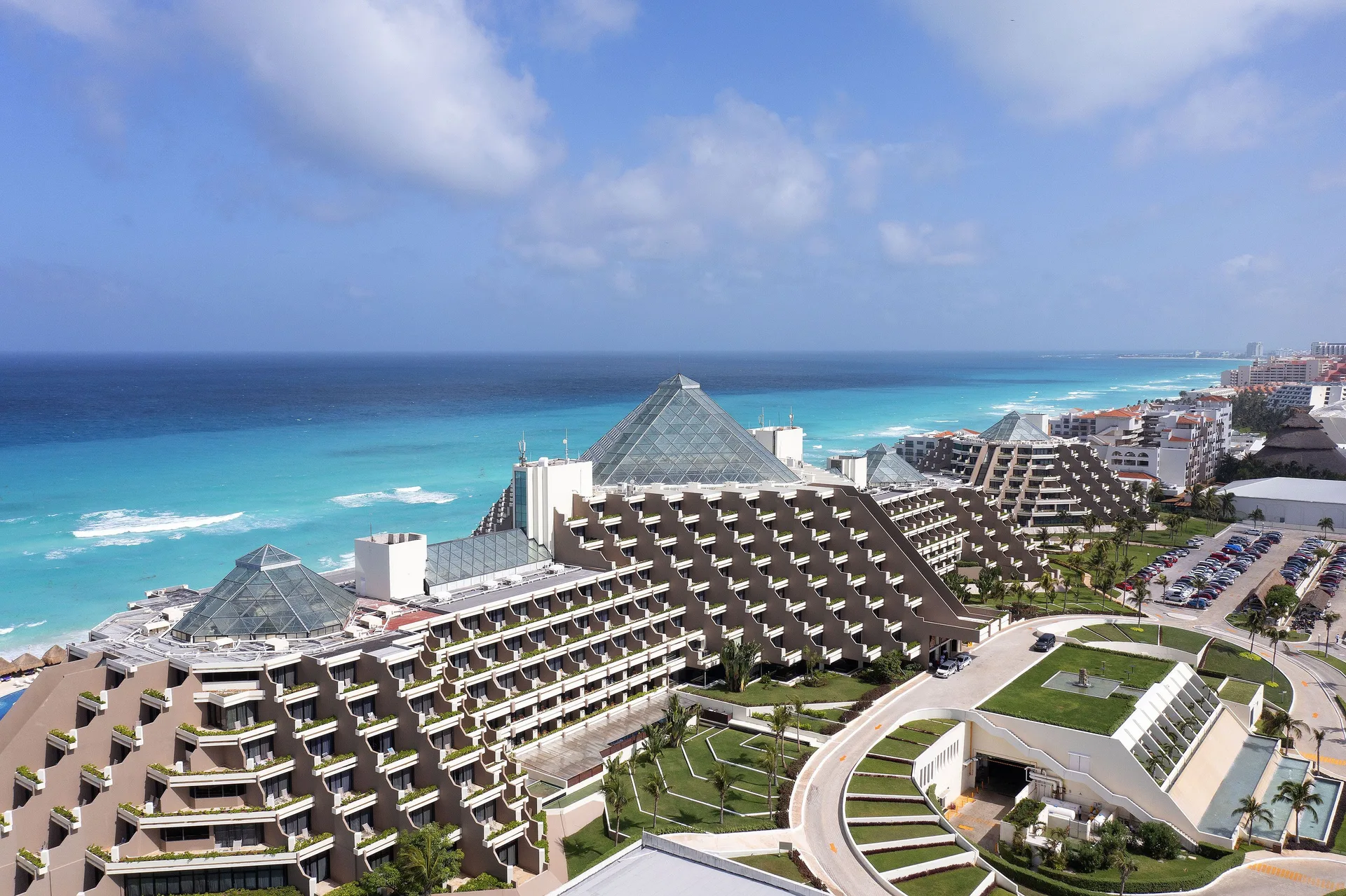 Paradisus Cancún luxury all-inclusive resort with beachfront pools, lush gardens, and upscale amenities in Cancun Hotel Zone.