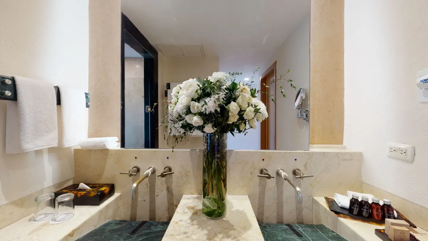 Premier Ocean Front Doble bathroom vanity with flowers at Grand Park Royal Cancun.