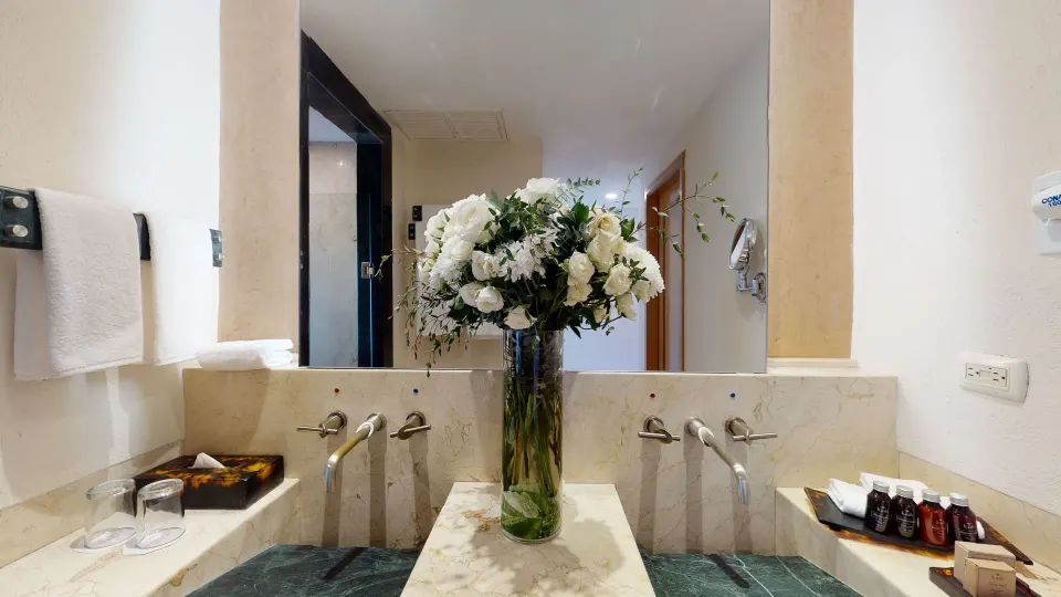 Premier Ocean Front Doble bathroom vanity with flowers at Grand Park Royal Cancun.