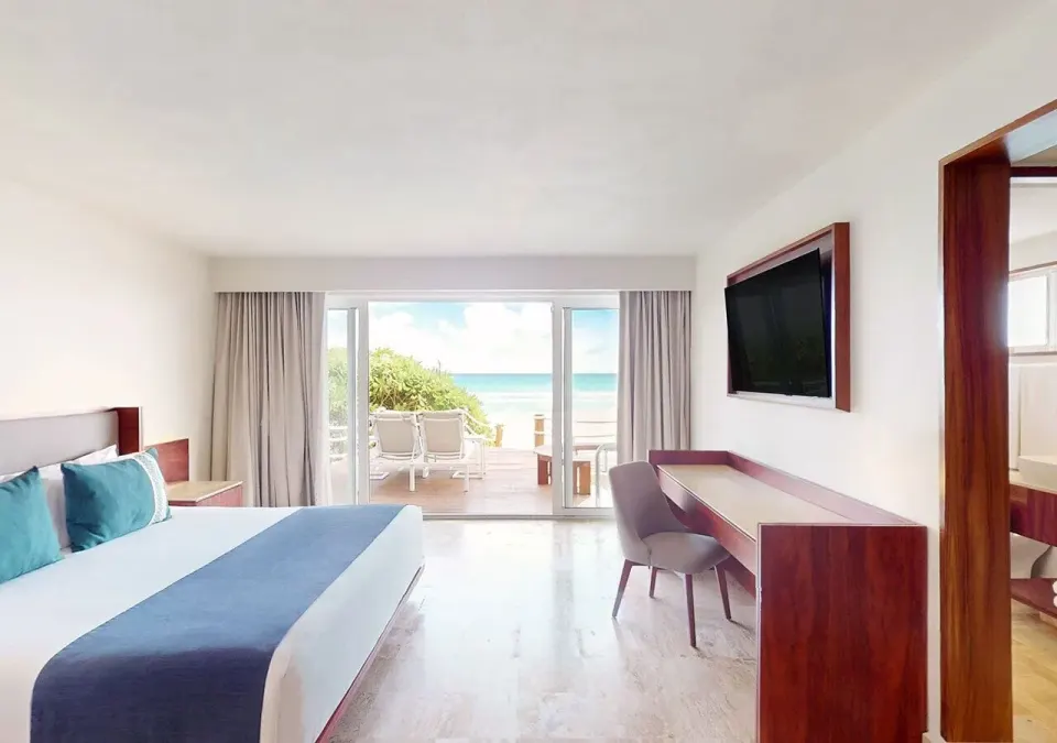 Villa Premier Plungepool Oceanfront king room opening to the beach at Grand Park Royal Cancun.
