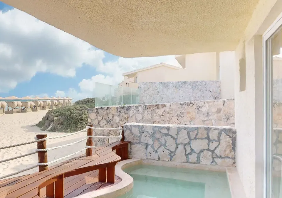 Villa Premier Plungepool Oceanfront plunge pool patio at Grand Park Royal Cancun.