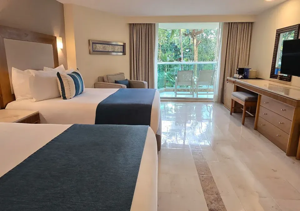 Deluxe Nature View Double room with desk and balcony doors at Grand Park Royal Cozumel