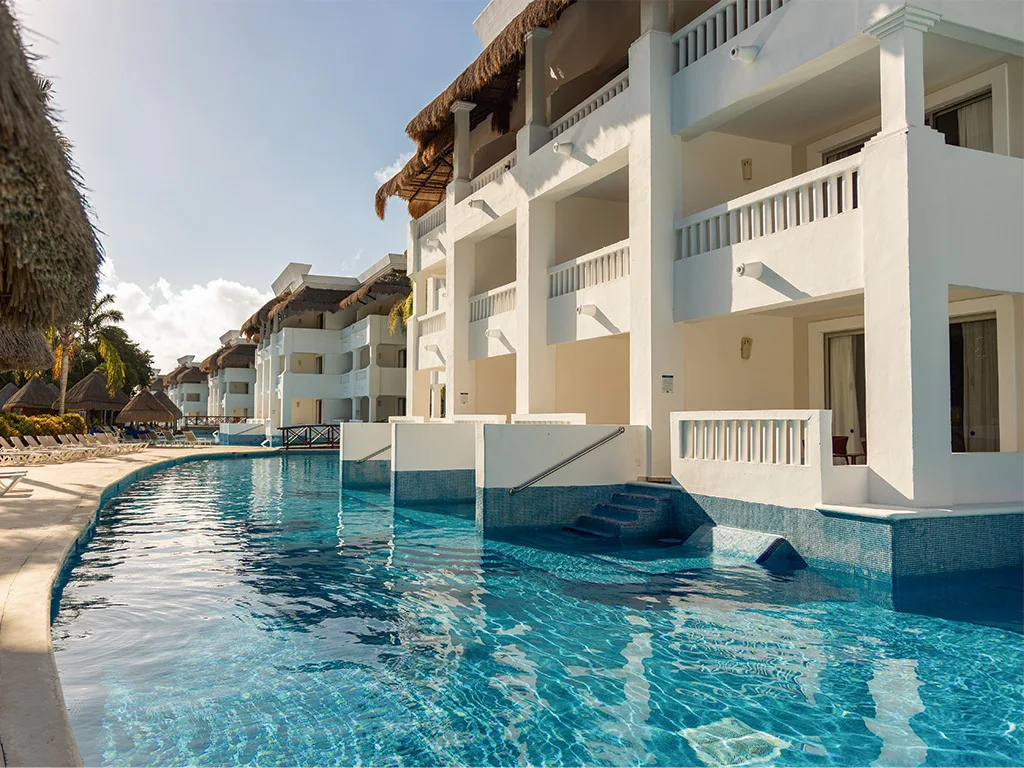 Deluxe Junior Suite Swimout Official 1