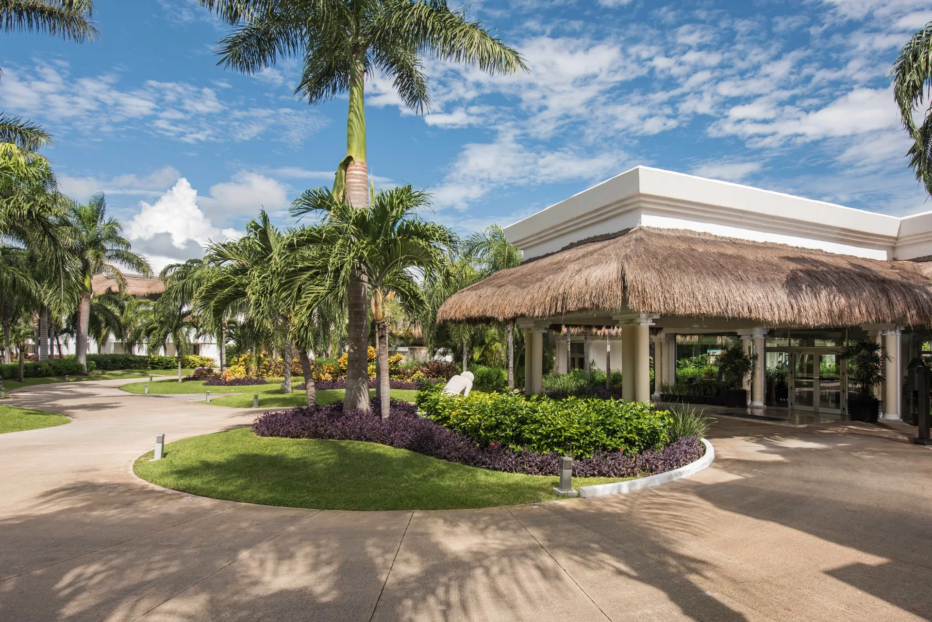 Junior Suite Supersaver exterior entrance at Grand Riviera Princess, showcasing accessible accommodations and value-friendly suite options in the Riviera Maya.