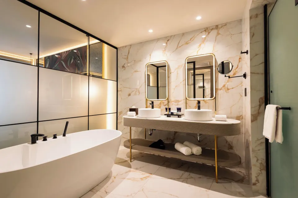Deluxe Suite Pool Access bathroom with bathtub at Grand Sunset Princess.
