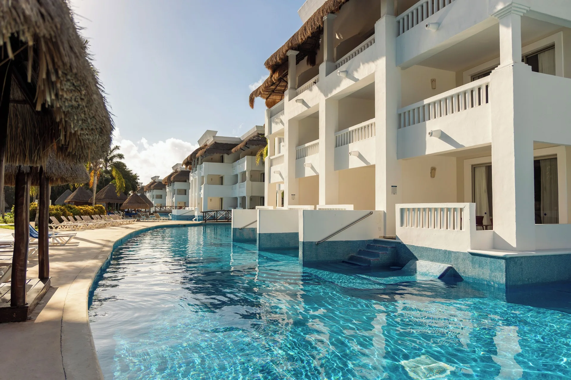 Pool access suites and swim-up pool at Grand Sunset Princess.